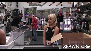 Попытка уломать девушку в магазине на продажный секс